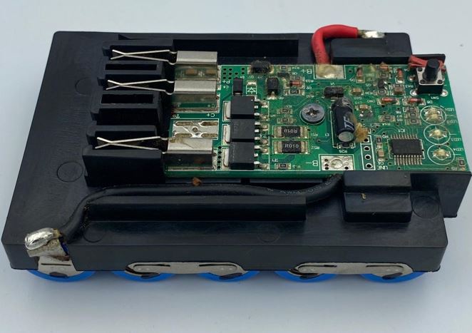 Moduł PCM Florabest 18 V – widok od frontu z gniazdami i stykami